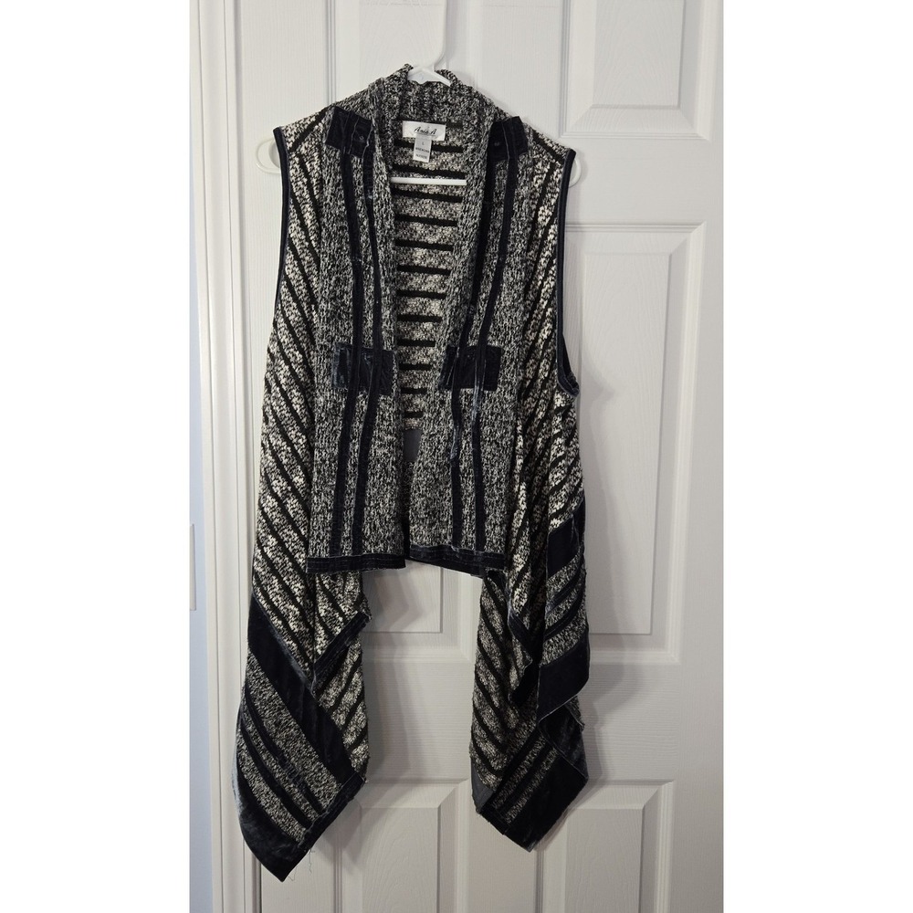 Ares. A Womans Vest Sweater Fabric Size‎ Large
